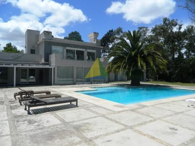 Moderna Casa de 4 Dormitorios en el Golf - Punta del Este - Ref : EQP5515