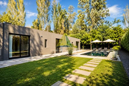 Excelente Casa Minimalista en Barrio Privado, La Arbolada - Punta del Este - Ref : EQP5528