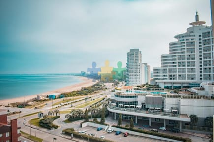 Moderno Apartamento de 3 Suites en Playa Mansa con Vista al Mar - Ref : EQP5745