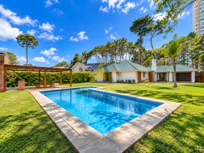 Alquiler temporario de casa de tres dormitorios con piscina en Barrio Lugano a pasos de Punta Shopping, Punta del Este - Ref : EQP6839