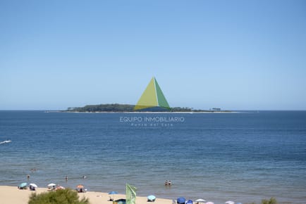 Vende hermoso Penthouse en Playa Mansa con azotea propia en Punta del Este - Ref : EQP7590