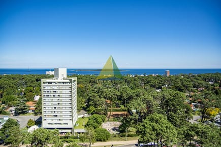 Apartamento de 3 dormitorios con muy buena vista a la bahía, Punta del Este. - Ref : EQP8401