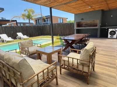 Si sueñas con una propiedad en un barrio cerrado, con piscina propia, amplio parrillero techado con un living exterior esta es tu mejor inversión - Ref : EQP8466