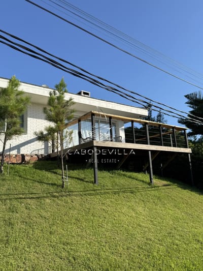 Venta con renta casa de 5 dormitorios Solanas