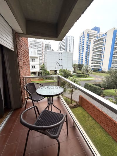 Venta de apartamento reciclado, 1 dorm, balcón y garage!