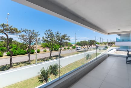 En venta apartamento de 3 dormitorios en primera línea de playa mansa