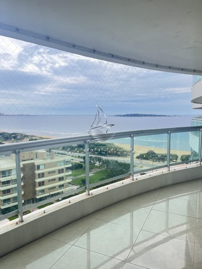 En venta apartamento de 2 suite más dependencia de servicio