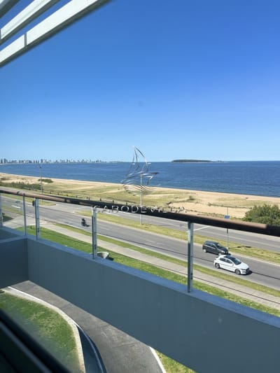 En venta y alquiler apartamento de 3 suite y dependencia Punta del Este