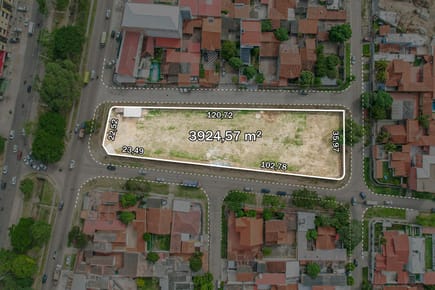 En Venta! Estratégico terreno sobre el 4to anillo y Feria Barrio Lindo
