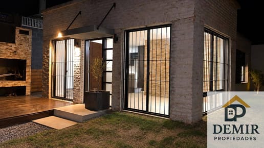 Casa en venta c/ cochera en Solymar