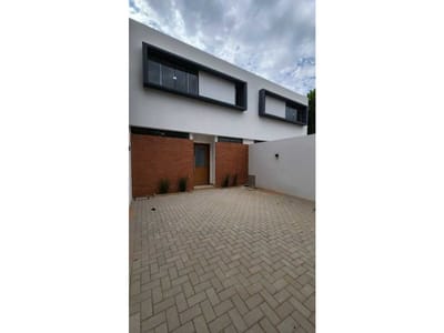 VENDO HERMOSO DUPLEX A ESTRENAR EN LUQUE . Z.LOS JARDINES