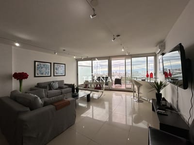 Venta y alquiller temporal de espectacular penthouse con vista a toda la ciudad y las playas de Punta del Este.