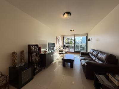 Venta de apartamento de dos dormitorios a media cuadra del shopping de Punta del Este, Uruguay.