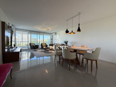 Venta de apartamento de tres dormitorios en suite en torre de categoria