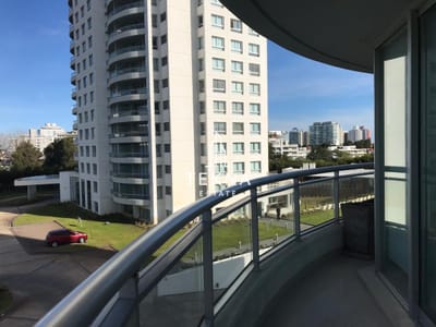 Vende apartamento de 3 dormitorios a metros del mar, en Roosevelt- Punta del Este.