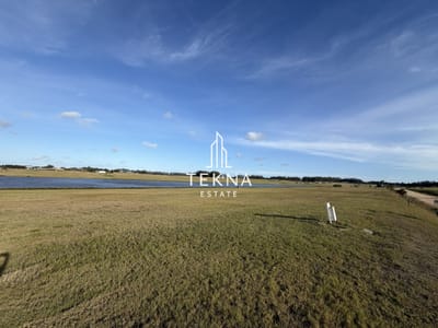 Venta de lote en Laguna de los Cisnes Barrio Privado con vista al Lago, con financiación! Ideal inversión.-