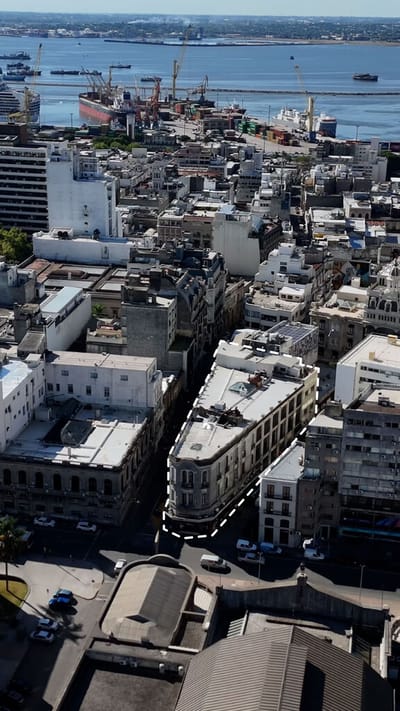 REAJUSTÓ VALOR - Activo patrimonial con renta y potencial de reconversión frente al Teatro Solís