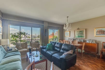 Venta de apartamento con garage y gran distribución - Pocitos