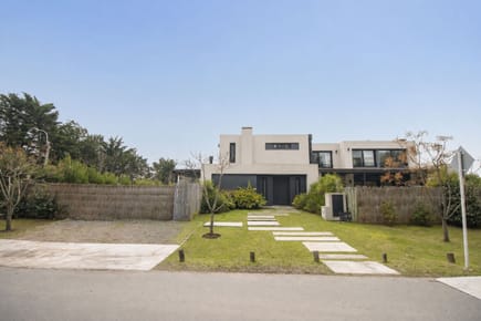 Casa de 3 dormitorios en esquina con jardín, piscina y parrillero en San Nicolás