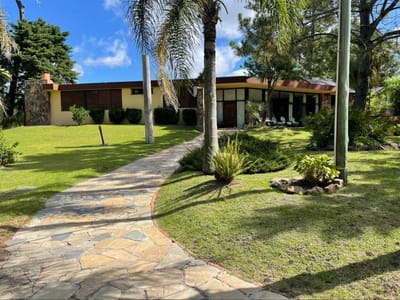 Casa en venta playa Mansa parada 9, amplio terreno, excelente ubicación.