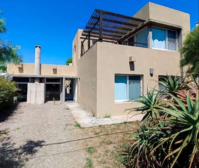 Venta de casa de 2 dormitorios en Manantiales a pocas cuadras del mar y ruta 10