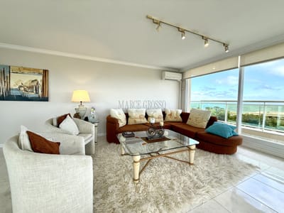 Alquiler temporario de apartamento esquinero de tres dormitorios más dependencia de servicio sobre Playa Mansa, Punta del Este