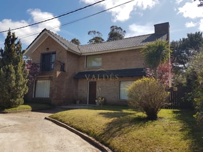 Alquiler temporario de casa de tres dormitorios en barrio Jardines de Córdoba, Punta del Este