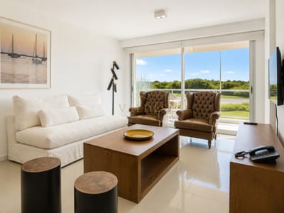 Apartamento de 3 Dormitorios en Venta Primera Línea del Mar, Playa Brava Punta del Este