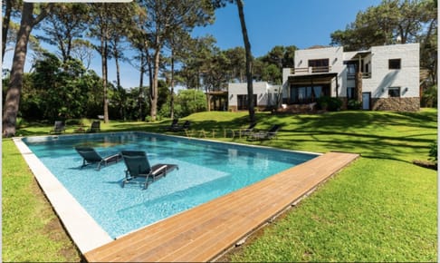 Excelente casa de 5 dormitorios mas dependencia y gran parque a 200 metros de la Playa de Montoya en alquiler de temporada