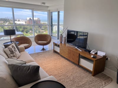 Excelente Apartamento de 2 Dormitorios + Servicio en Brava con Vista al Mar