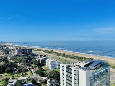 Apartamento piso alto con Vista de 3 Dormitorios y Parrillero en Playa Brava, Punta del Este