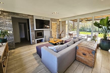 Casa de 5 dormitorios con piscina climatizada y barbacoa. Gran parque en Burnett zona Pinares