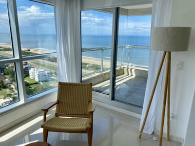 Alquiler temporal de apartamento piso alto de 2 dormitorios más servicio en playa brava