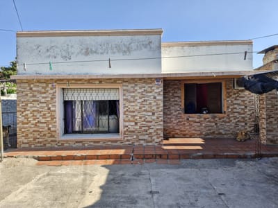 Casa de 3 dormitorio 1 baño y Apartamento en frente