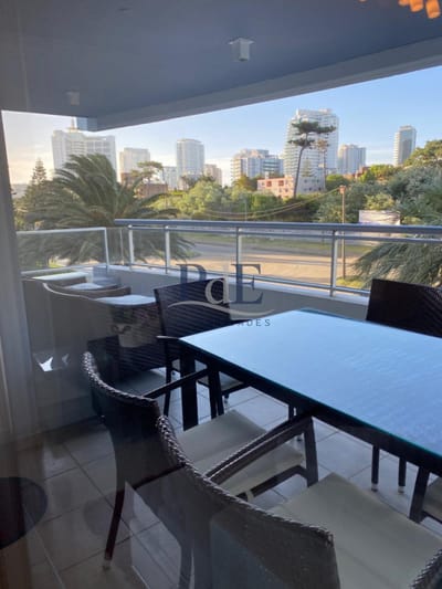 Apartamento sobre Avda. Chiverta. Pda 4 Punta del Este. 3 dorm