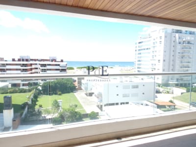 Apartamento de 2 Dormitorios con Vistas a Playa Brava y Amenities Premium.