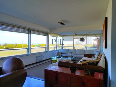 Apartamento con Vista a Playa Brava, en primera línea