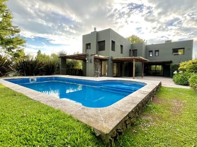 VENTA CASA CON RENTA, 4 DORMITORIOS + SERVICIO EN LOMAS DE LA TAHONA, BARRIO PRIVADO. CANELONES