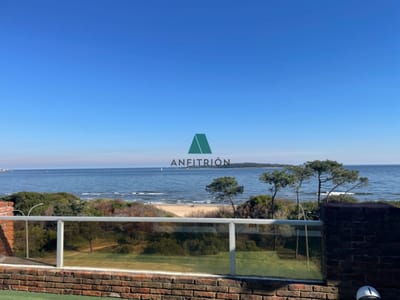 Venta - Apartamento 3 Dormitorios y Dependencia, Primera Línea. Playa Mansa