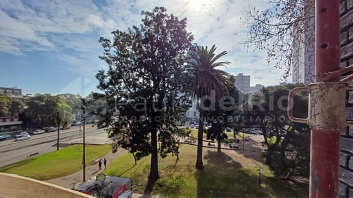 Venta apartamento de 2 dormitorios con vista a Plaza.