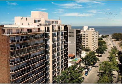 Venta apartamento en piso alto con terraza y parrillero