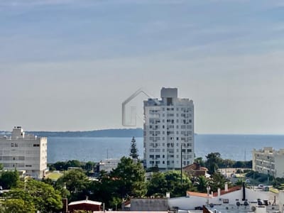 Tres dormitorios con vista a Playa Mansa