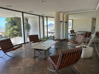 Loft reciclado con gran terraza sobre el mar