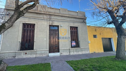 Casa en venta en Canelones con 5 dormitorios y garage a 1 cuadra de Comeca