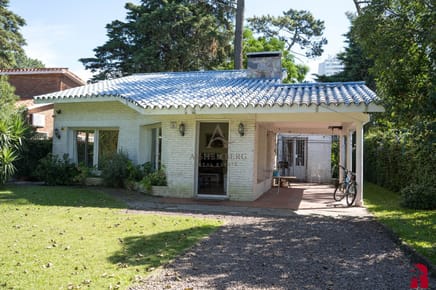 Venta de casa de 4 dormitorios + dep. en Cantegril, Punta del Este
