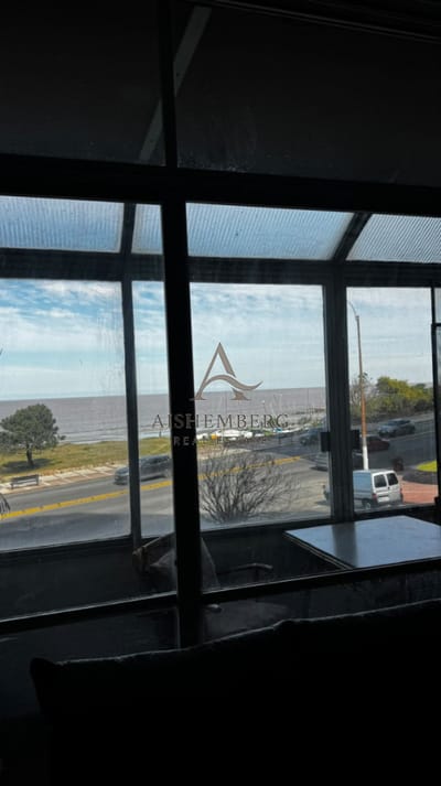 Vendo Apartamento con vista al mar en Malvin sur, 2 Dormitorios,1 Baño, Con Gran Terraza cerrada y patio con parrillero