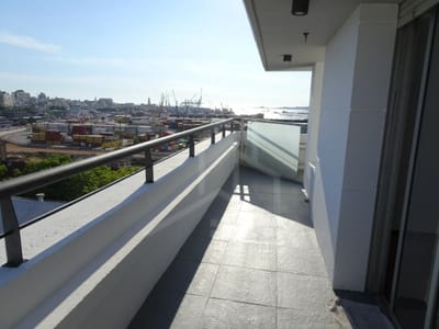 Alquiler apartamento 1 dormitorio con balcón con vista al puerto de Montevideo. Seguridad total 24hs.
