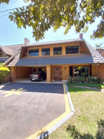 Casa en alquiler c/ cochera en Loma Merlo