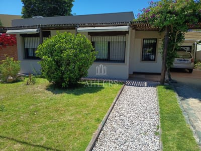 Se vende casa en Barrio Mónaco, 4 dormitorios, 4 baños, living, cocina, barbacoa