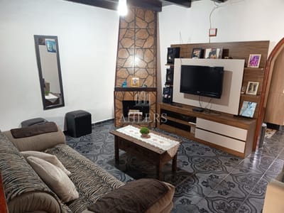 Se vende casa en Barrio Biarritz, dos dormitorios, baño, estufa a leña